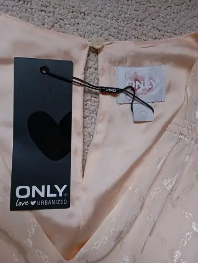 Vestido estilo romántico satinado diseño corazones - miniatura 6