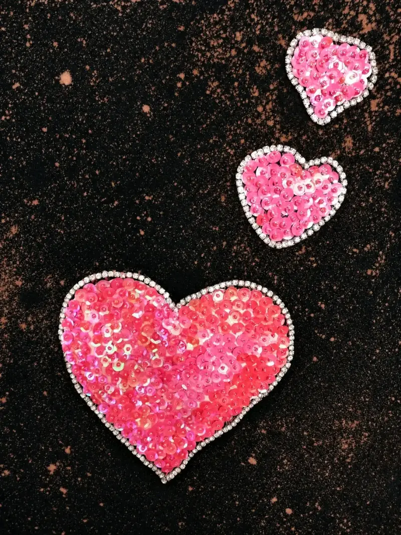 Polera negra con corazones de lentejuelas - 3