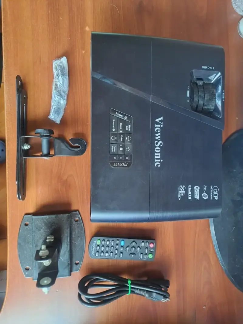 Proyector ViewSonic con control remoto y soporte