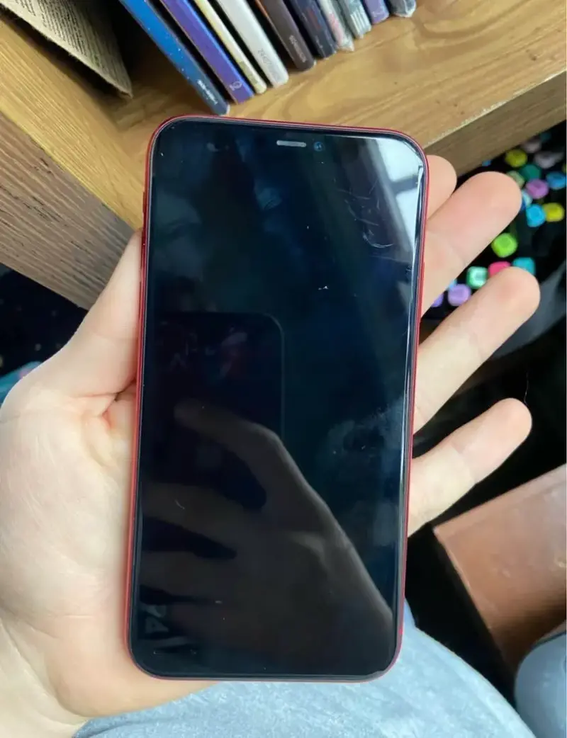 iPhone 11 rojo en buen estado - 2