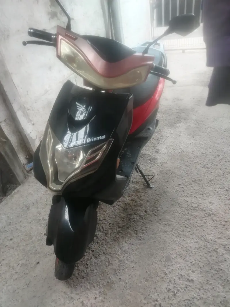 Scooter eléctrico rojo y negro en buen estado - 1