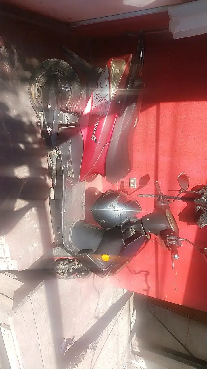 Scooter eléctrico rojo y negro en buen estado - 2