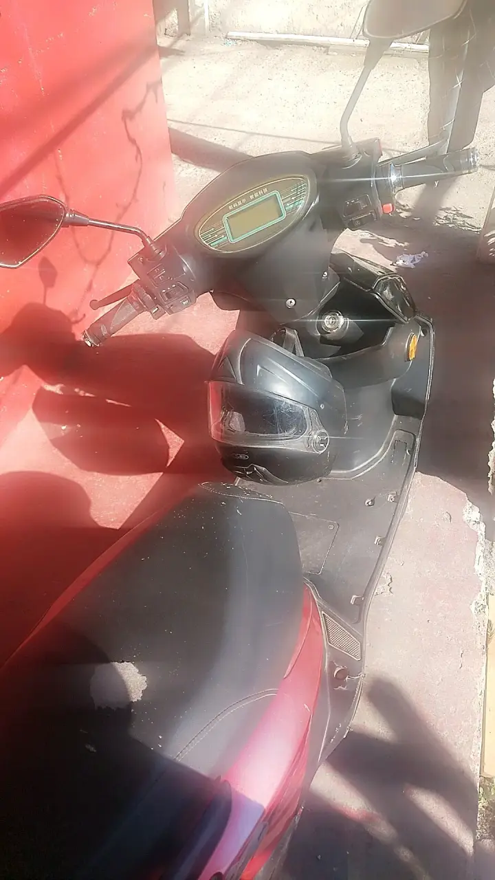 Scooter eléctrico rojo y negro en buen estado - 3