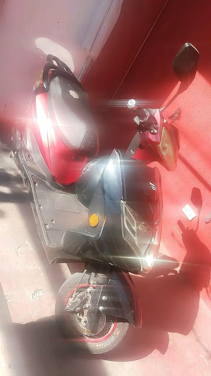 Scooter eléctrico rojo y negro en buen estado - 4