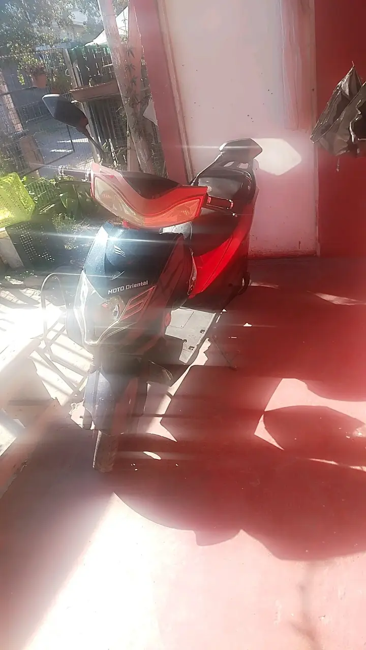 Scooter eléctrico rojo y negro en buen estado - 5