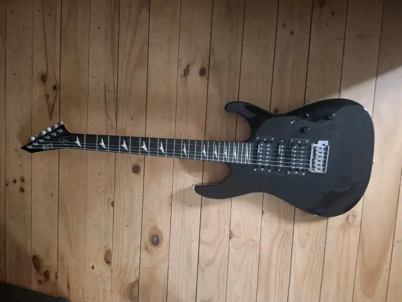 Guitarra eléctrica negra LTD - 1