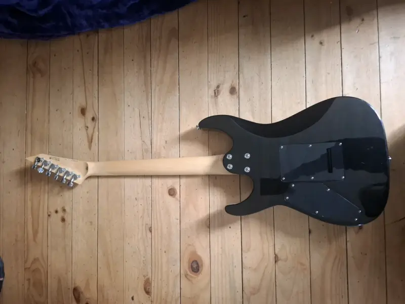 Guitarra eléctrica negra LTD - 2