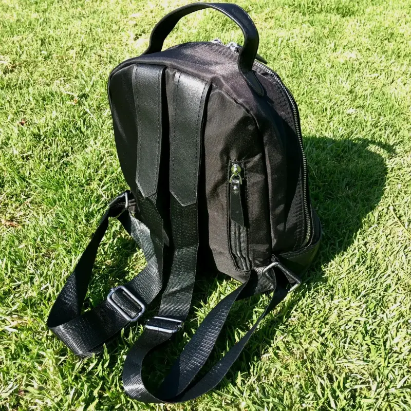 Mochila nueva negra de nylon con detalles en cuero - 2