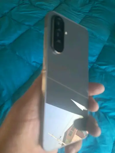 Smartphone Samsung Galaxy A56 en buen estado - miniatura 2