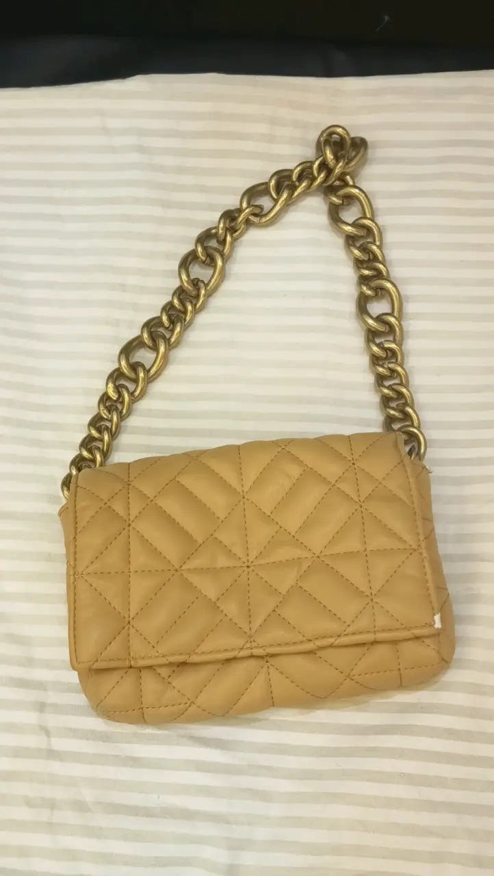 Cartera beige con cadena dorada