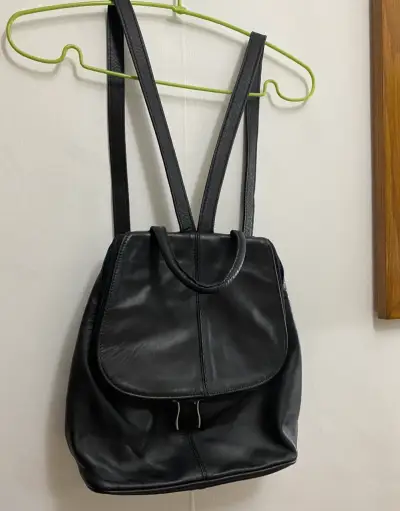 Mochila de cuero negro elegante - miniatura 1