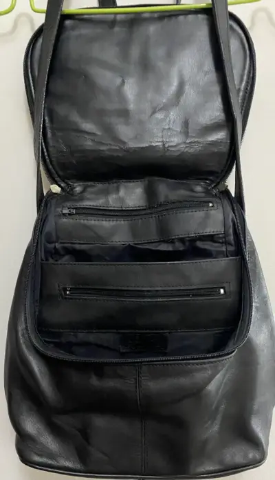Mochila de cuero negro elegante - miniatura 4
