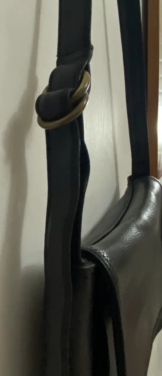 Cartera de cuero negra con correa ajustable - 2
