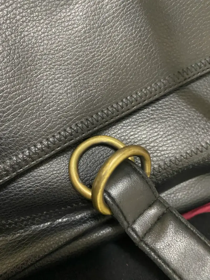 Cartera de cuero negra con correa ajustable - 6