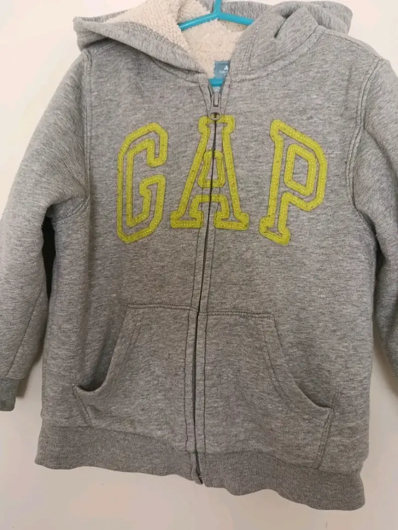 Polerón Gap talla 5 con capucha gris para niño - 1