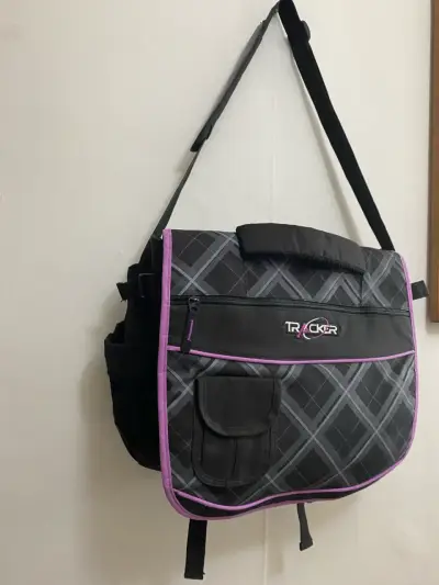 Bolso de pañales Tracker negro con detalles morados - miniatura 1