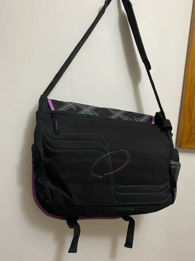Bolso de pañales Tracker negro con detalles morados - 2