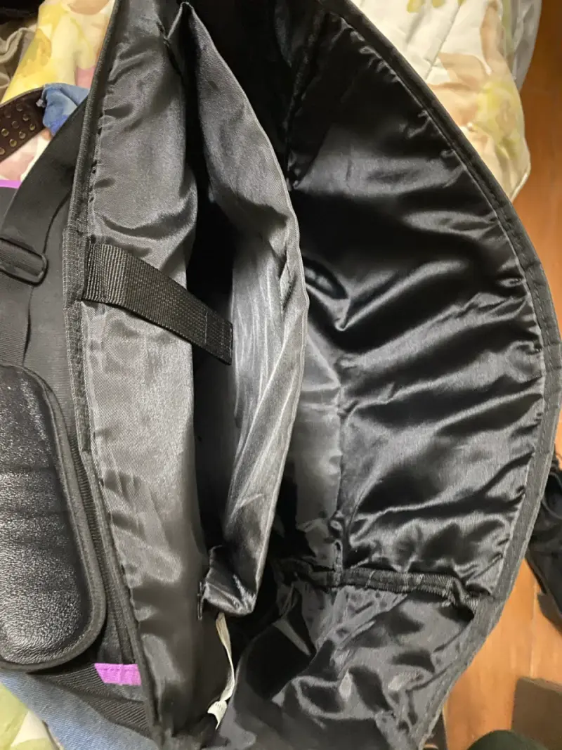 Bolso de pañales Tracker negro con detalles morados - 4