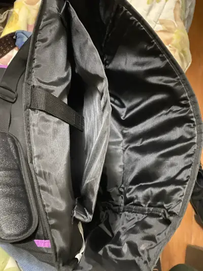 Bolso de pañales Tracker negro con detalles morados - miniatura 4