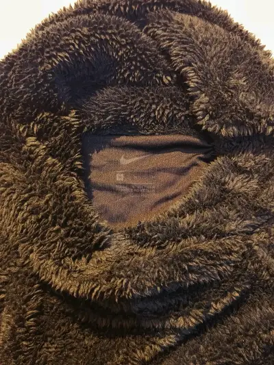 Polerón de felpa negro Nike con cuello alto - miniatura 2