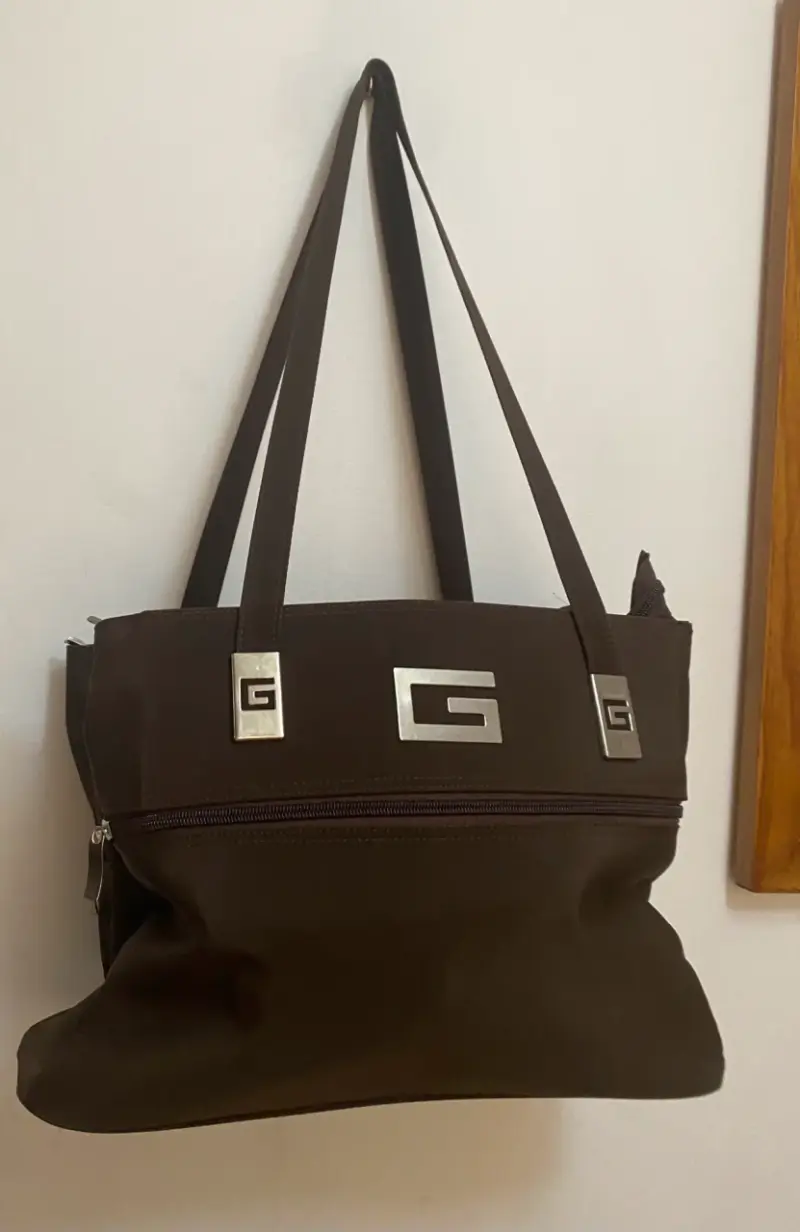 Bolso de hombro marrón con detalles metálicos - 1