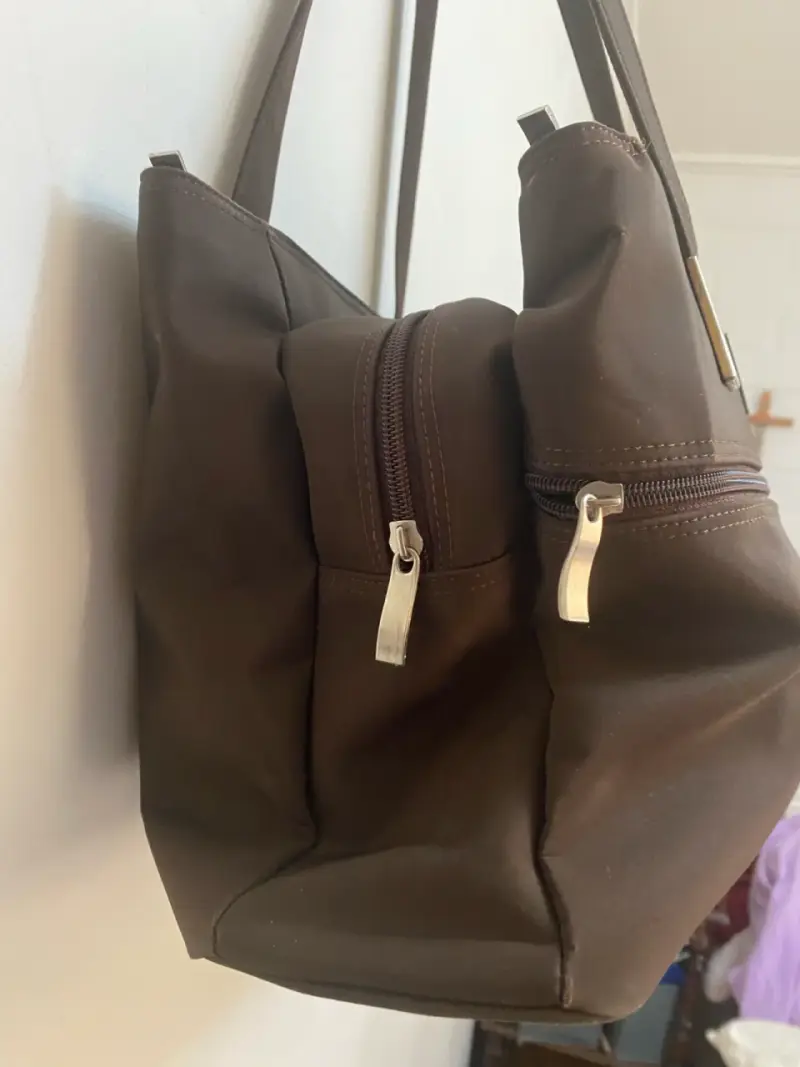 Bolso de hombro marrón con detalles metálicos - 2