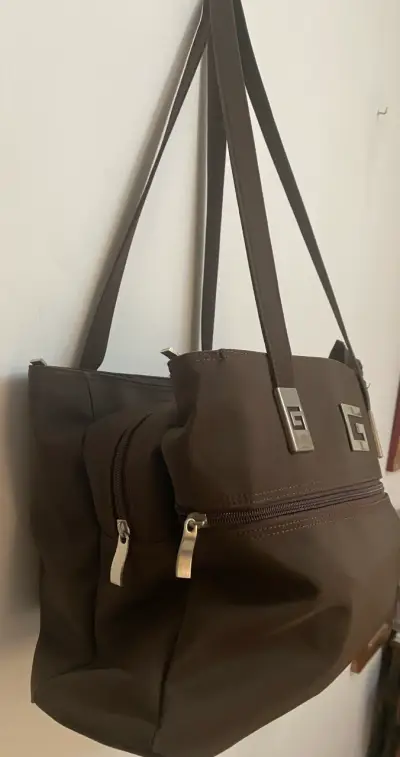Bolso de hombro marrón con detalles metálicos - miniatura 3