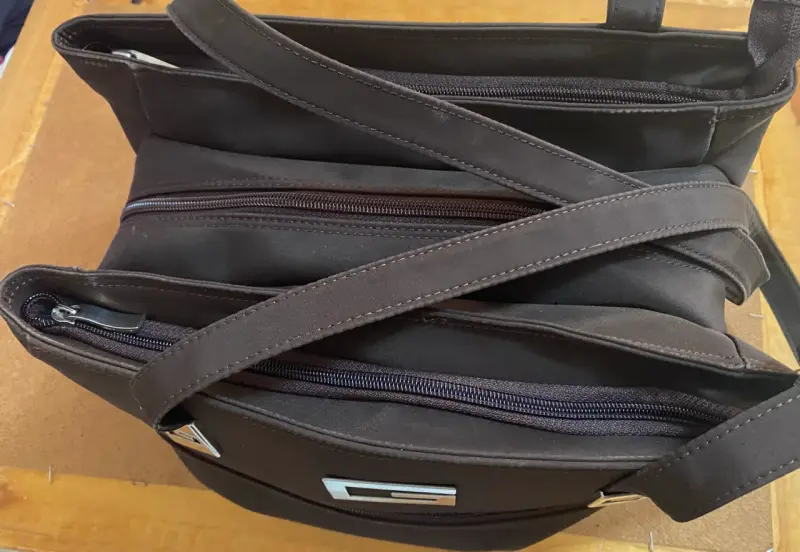 Bolso de hombro marrón con detalles metálicos - 4