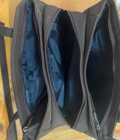 Bolso de hombro marrón con detalles metálicos - miniatura 5