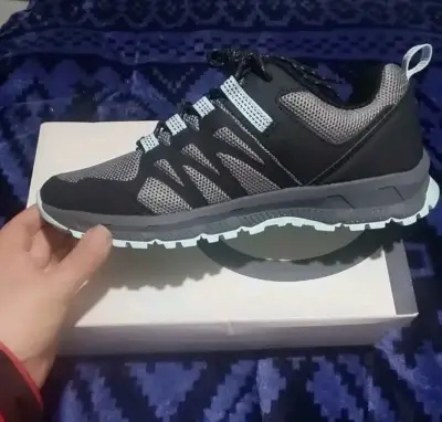 Zapatillas deportivas negras con suela antideslizante - miniatura 2