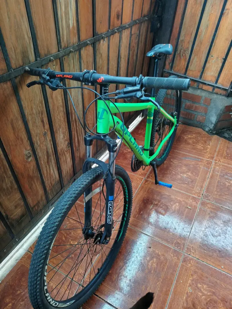 Bicicleta de montaña Upland verde con suspensión - 2