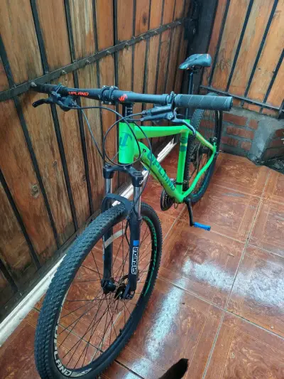 Bicicleta de montaña Upland verde con suspensión - miniatura 2