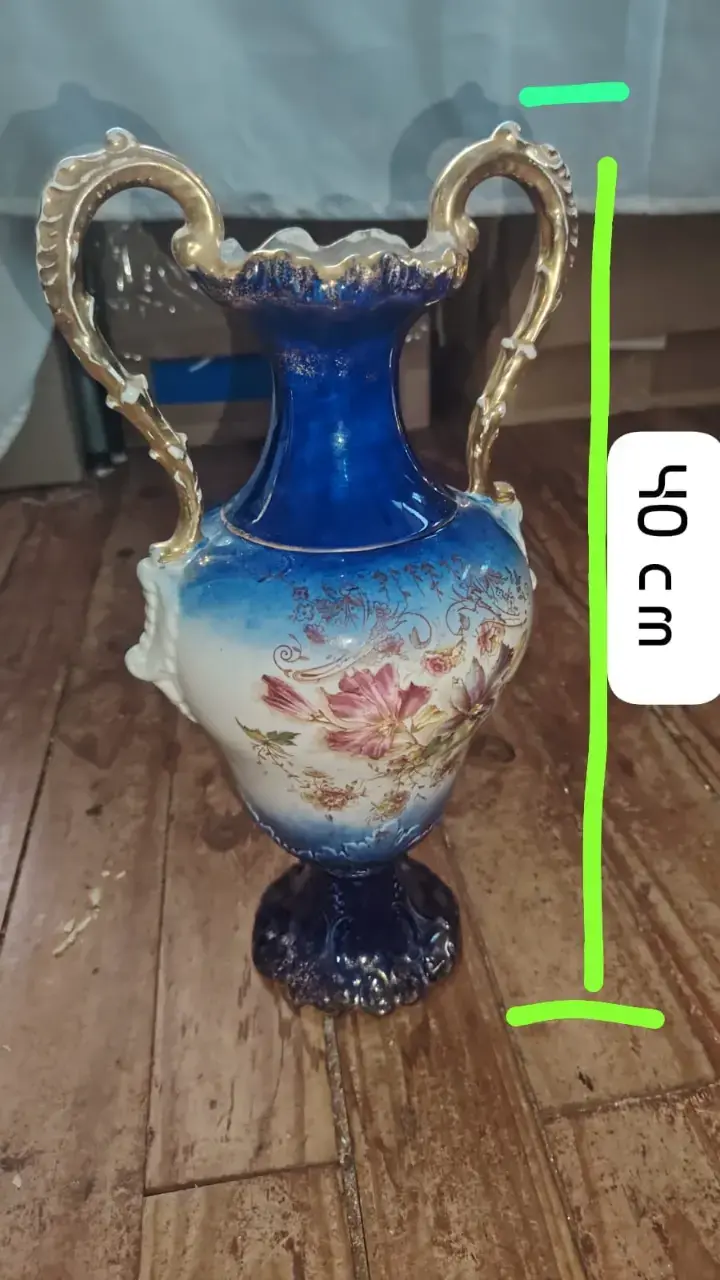 Jarrón decorativo de porcelana azul con asas doradas - 1