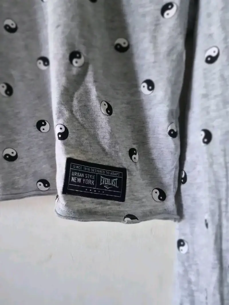 Polerón Everlast gris con diseño yin yang - 4