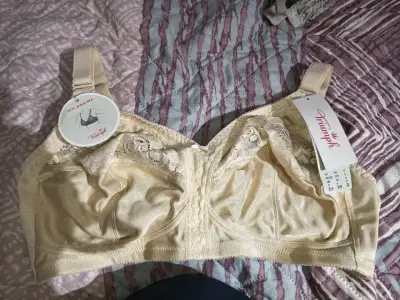 Sostén sin aros Triumph beige con encaje - miniatura 1