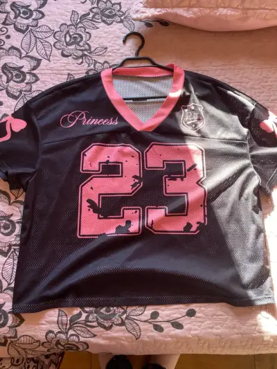 Camiseta deportiva negra con número 23 y detalles rosados - miniatura 1