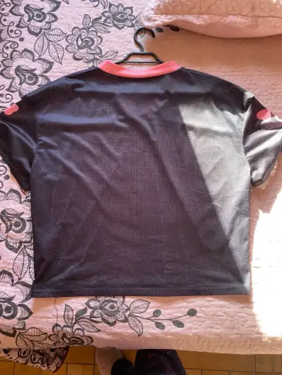 Camiseta deportiva negra con número 23 y detalles rosados - miniatura 2