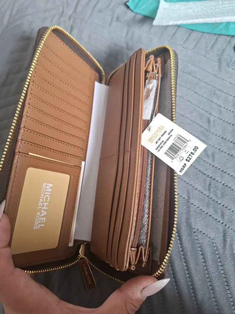 Cartera Michael Kors cuero marrón con monograma - 4