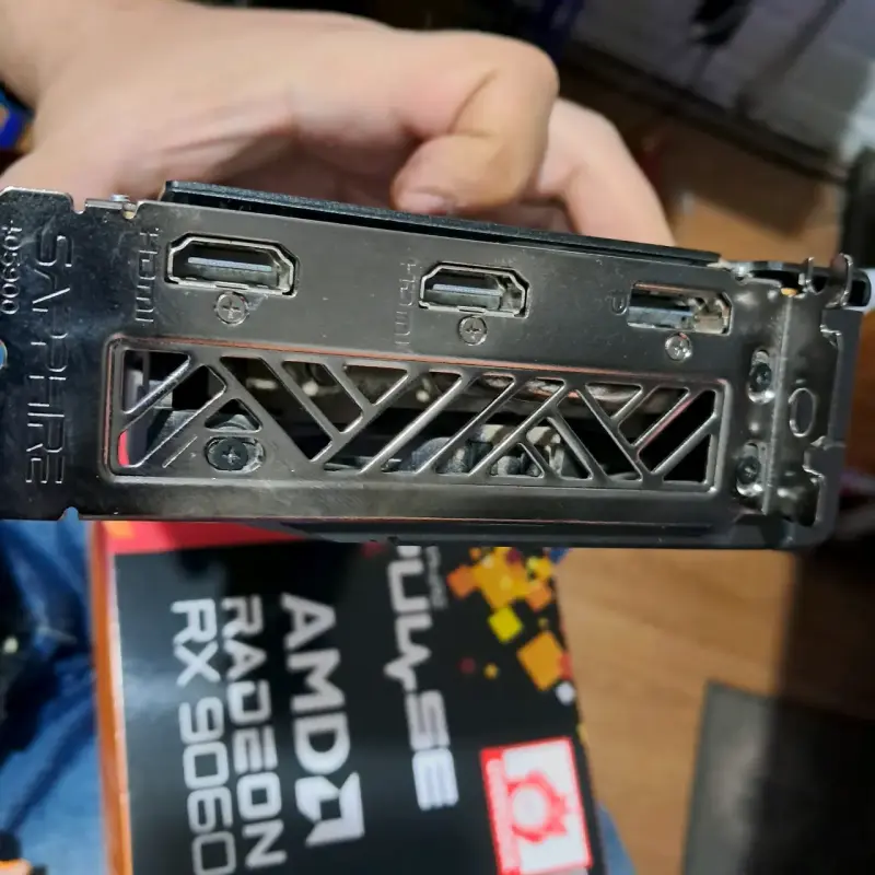 Tarjeta Gráfica Sapphire AMD Radeon RX 9060 XT - 4