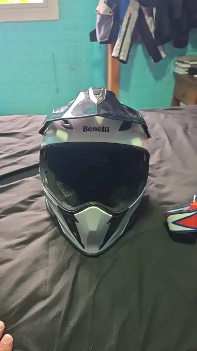 Casco de moto Benelli con gafas de protección - miniatura 1