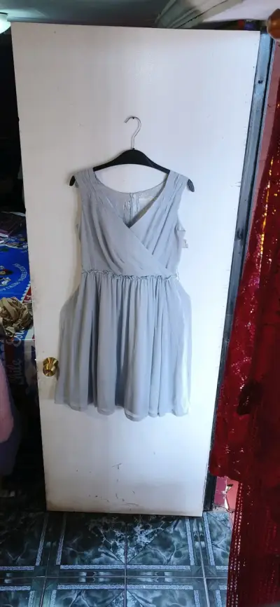 Vestido gris claro sin mangas elegante - miniatura 1