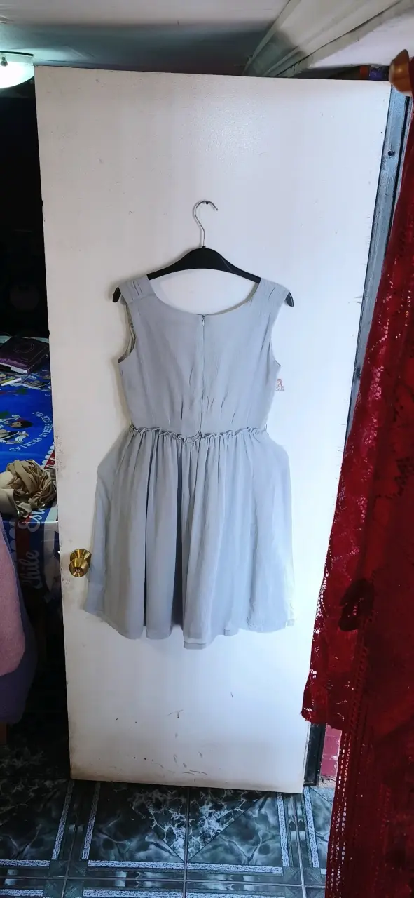 Vestido gris claro sin mangas elegante - 2
