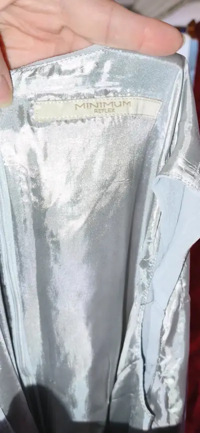 Vestido gris claro sin mangas elegante - miniatura 3