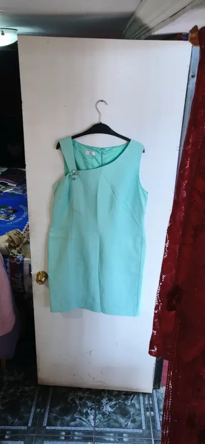 Vestido sin mangas turquesa con detalle de broche - miniatura 1