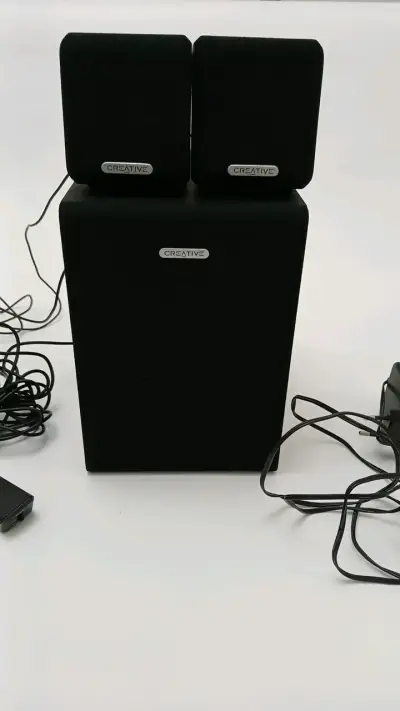 Parlantes Creative con subwoofer y control - miniatura 1