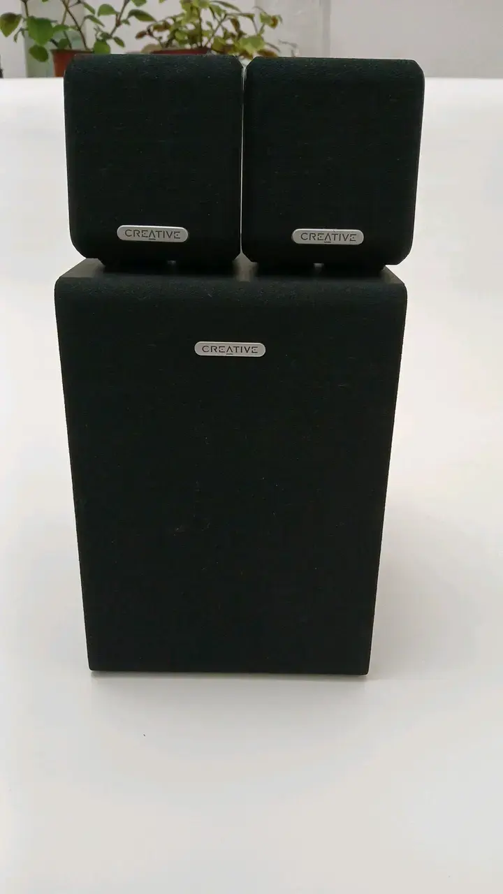 Parlantes Creative con subwoofer y control - 2