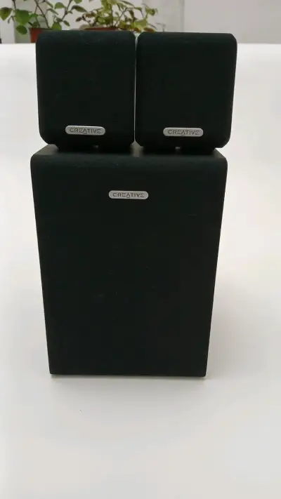 Parlantes Creative con subwoofer y control - miniatura 2