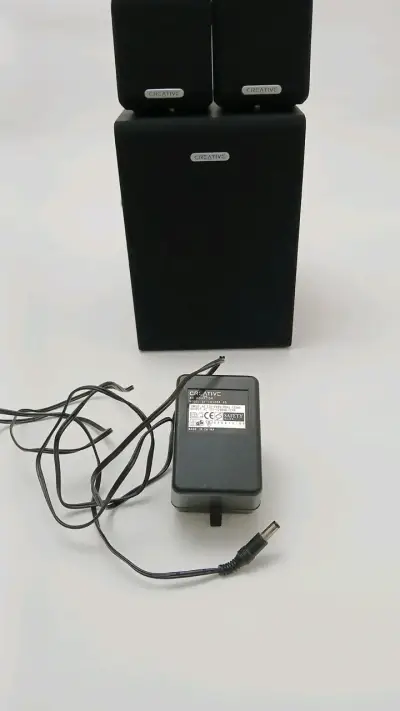 Parlantes Creative con subwoofer y control - miniatura 3