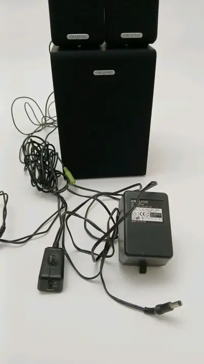 Parlantes Creative con subwoofer y control - miniatura 4