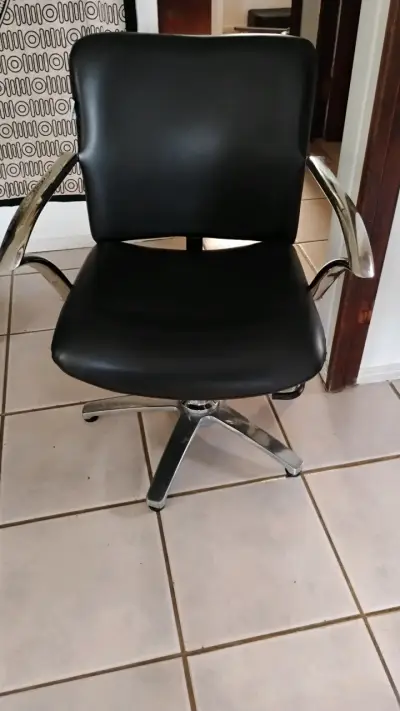 Silla de peluquería negra con base cromada - miniatura 3